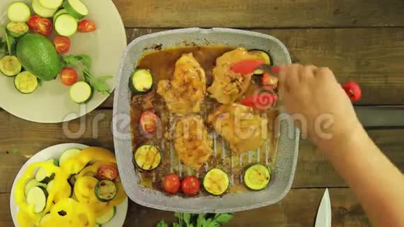 女性用手在烤盘里搅拌蔬菜和鸡肉时光飞逝视频的预览图
