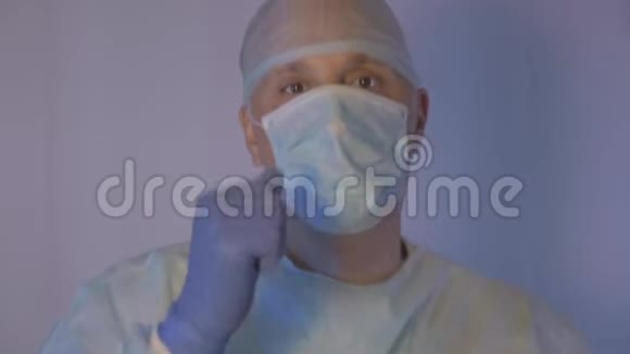 一位白人外科医生跳舞手术后摘下一张医疗面具4他对每件事都很乐观视频的预览图