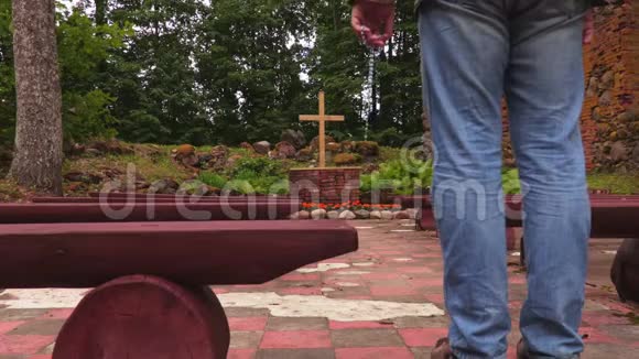 带着念珠的人在十字架附近祈祷视频的预览图