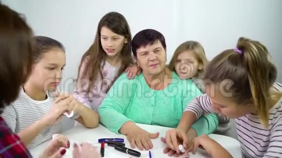 一个家庭的几代妇女视频的预览图