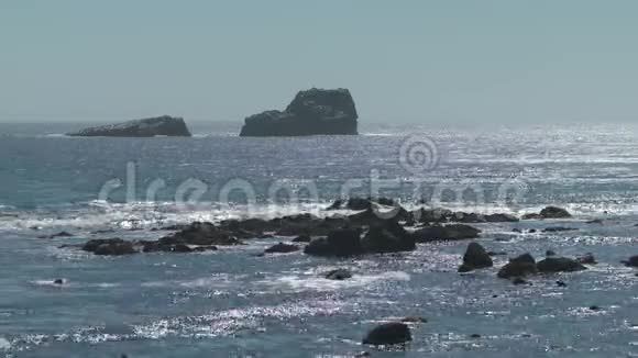 海洋中的大型岩石和巨石视频的预览图