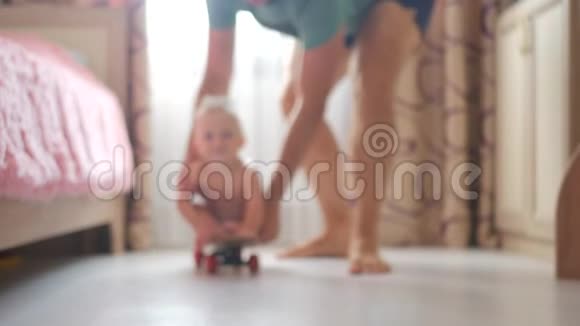 孩子和父亲在家玩滑板视频的预览图