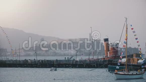 背景拍摄著名的恶魔岛和旧金山的前监狱美丽的夏季游轮和码头视频的预览图