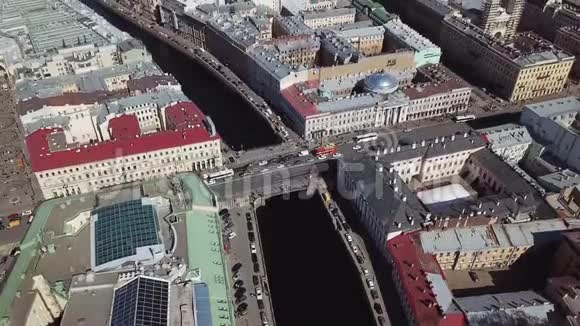 在秋天阳光明媚的日子里可以鸟瞰圣彼得堡的海峡河流桥梁现代和历史建筑视频的预览图