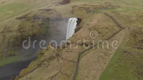 用无人驾驶飞机飞越冰岛著名的瀑布视频的预览图