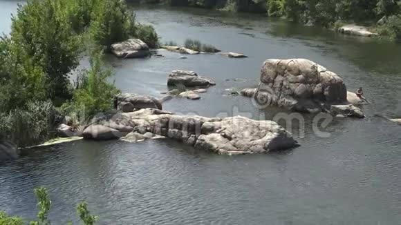 花岗岩水中急流和南部布格河两岸的绿色森林视频的预览图