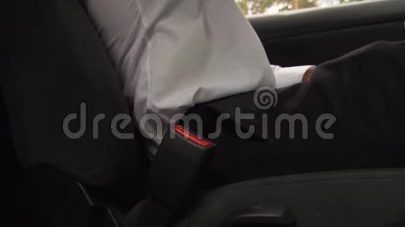 商人坐在车里系安全带视频的预览图