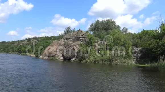 花岗岩水中急流和南部布格河两岸的绿色森林视频的预览图