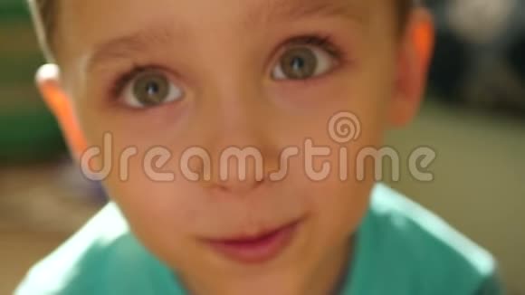特写孩子的眼睛和鼻子放慢了脚步这个男孩喜欢特写镜头视频的预览图