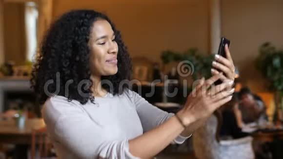 年轻的非裔美国人黑人妇女会说话的智能手机技术视频通话视频的预览图