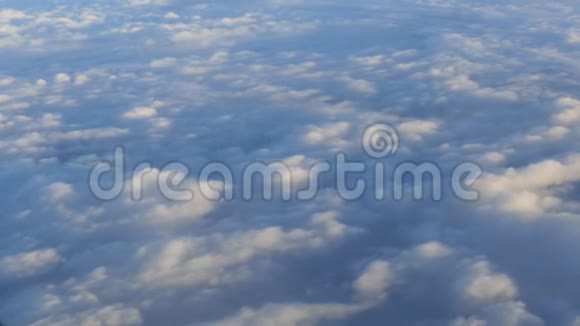 飞过天空和云彩视频的预览图