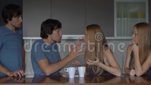 情商概念年轻夫妇分析了他们以前的争吵中央数字视频的预览图