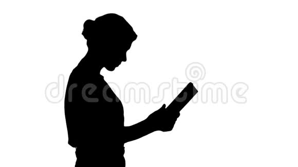 剪影女士休闲服装使用数字平板步行视频的预览图