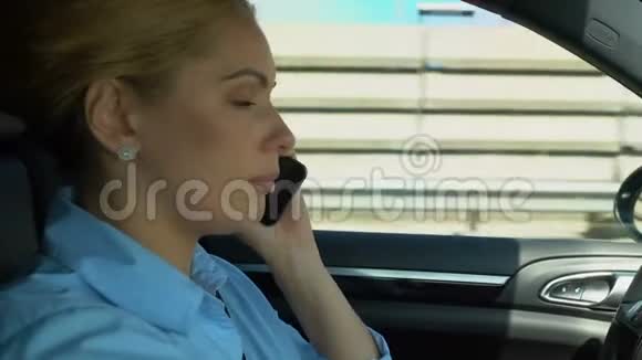 女性在手机上说话开车对工作中的问题感到不安压力大视频的预览图