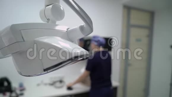 女医生戴上口罩年轻的黑发医生或穿蓝色外套的护士在医院戴上口罩视频的预览图
