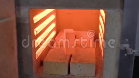 小金属块放置于工业炉中红色炽热发光的金属片视频的预览图