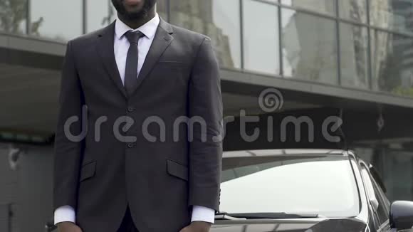 微笑的非裔美国出租车司机提供交通服务广告视频的预览图