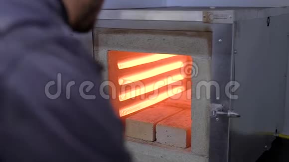 工人用大钳从炉外取出红色铁水部分工业厂房视频的预览图
