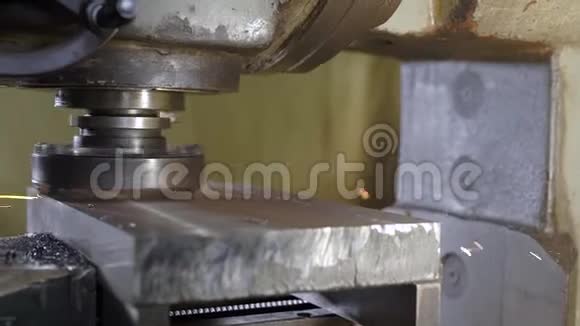 旋转圆盘的磨床研磨一种金属块工业件的机械视频的预览图