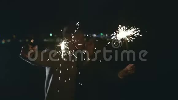 男人和女人拿着燃烧的火花孟加拉火视频的预览图