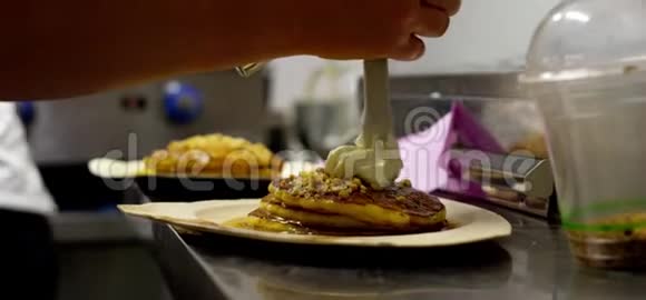 奶油放在煎饼上视频的预览图