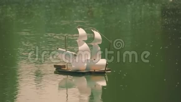 玩具帆船漂浮在水面上视频的预览图