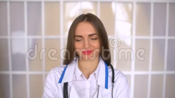 年轻医生女看镜头积极回答医院视频的预览图
