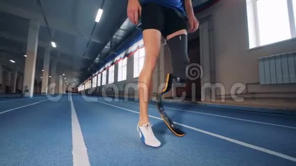 有假肢的残疾人在跑步前正在热身视频的预览图