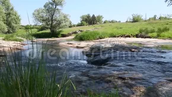 山河的景观嘈杂的水溢出视频的预览图