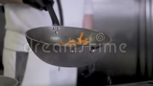 厨师正在炒菜视频的预览图