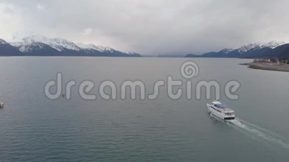 阿拉斯加的春游船视频的预览图