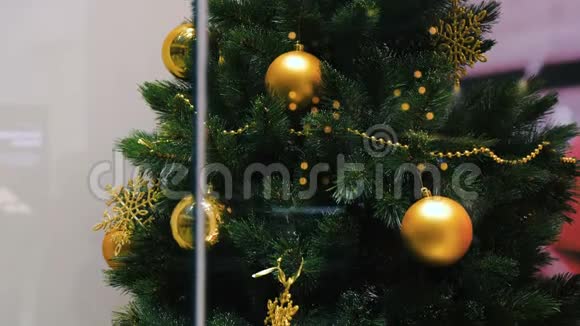 商店橱窗里的圣诞树视频的预览图