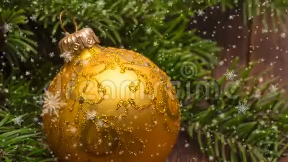 圣诞木桌有新年和圣诞装饰还有美丽的降雪新年的概念视频的预览图