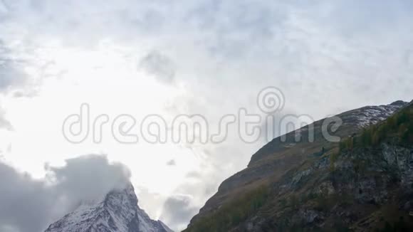 早晨的马特霍恩和柯鲁迪的天空山之王泽马特瑞士视频的预览图