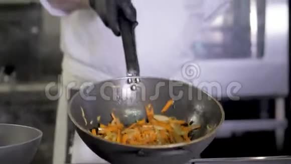 厨师正在炒菜视频的预览图