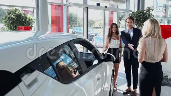 一对夫妇进入汽车经销店汽车视频的预览图