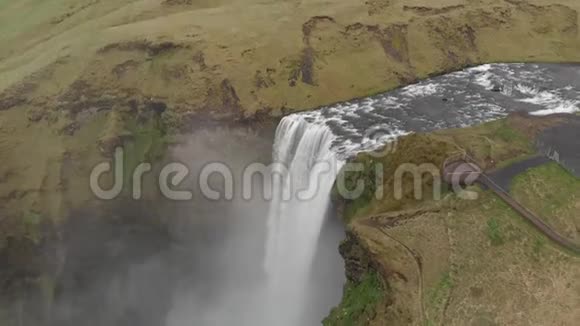 用无人驾驶飞机飞越冰岛著名的瀑布视频的预览图