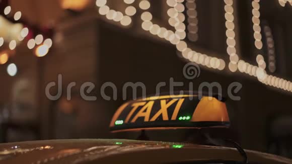 冬天在黄色的车顶上挂上黄色的出租车信号灯视频的预览图