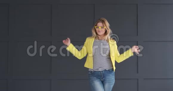 穿黄色外套和眼镜的快乐女人视频的预览图