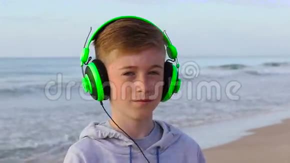 这个男孩听音乐视频的预览图