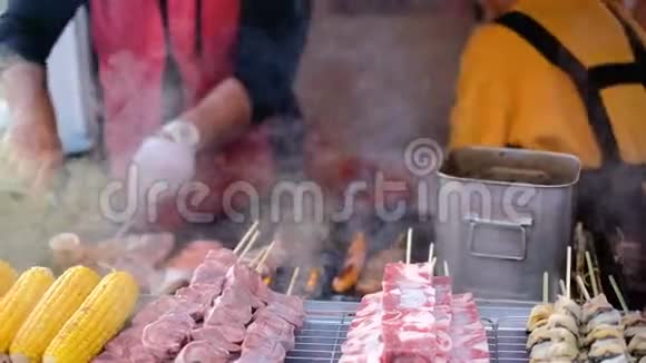 厨师烧烤和肉球出售客户视频的预览图
