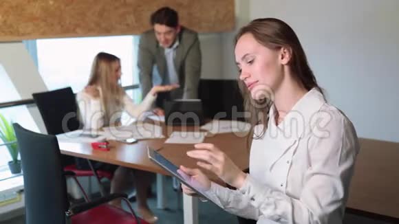 这个女孩用ipad工作视频的预览图