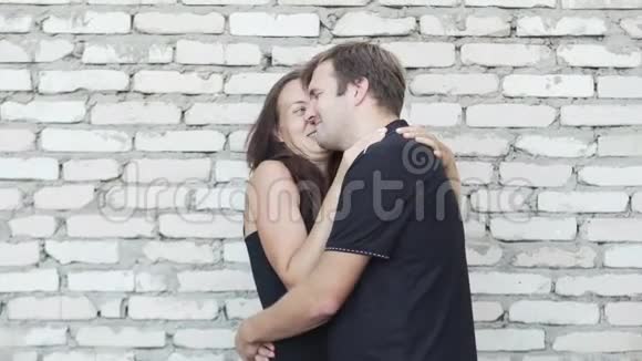 男人和女人在砖墙附近接吻视频的预览图