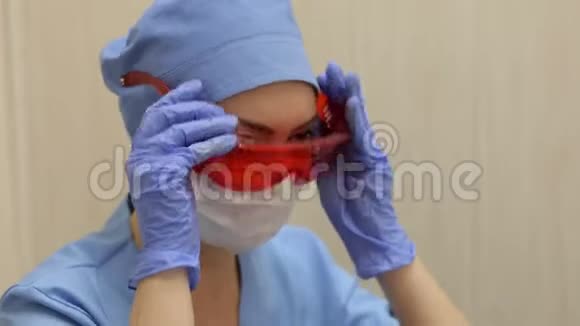 牙医在与病人合作前戴上防护橙色眼镜视频的预览图