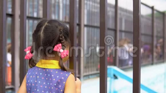 动物园里的小女孩视频的预览图