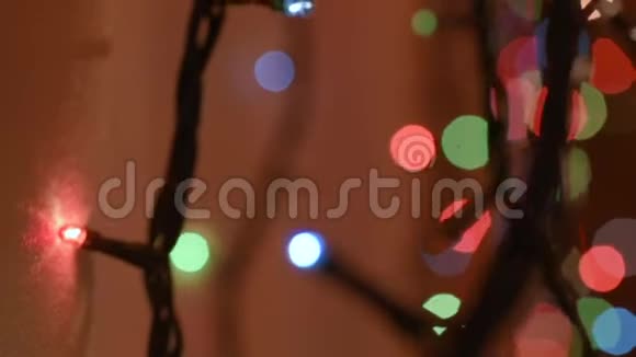舒适的房子里有木制背景的圣诞灯视频的预览图