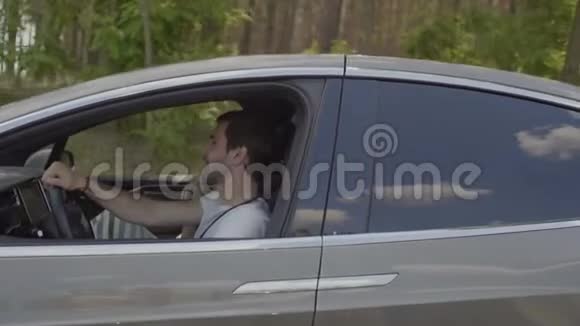 这对年轻夫妇正在森林附近乘现代汽车聊天视频的预览图
