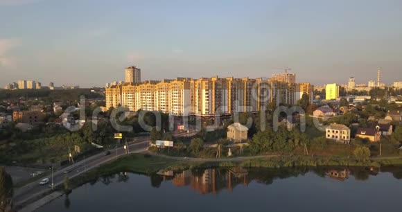 空中拍摄乡镇4k4096x2160像素的美丽公寓综合体视频的预览图