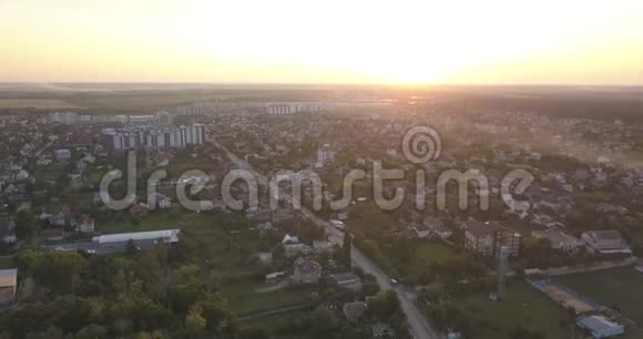 空中拍摄美丽的小村庄或乡镇4k4096x2160像素视频的预览图