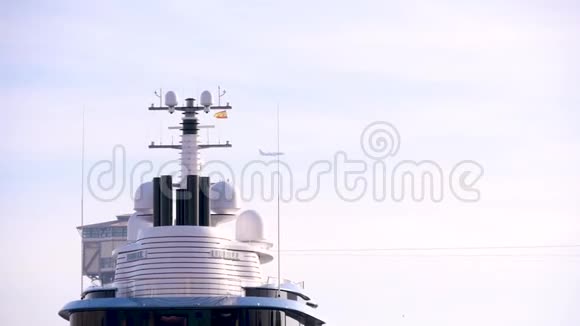 豪华的大型游艇在巴塞罗那停车场的一架飞行飞机的背景视频的预览图